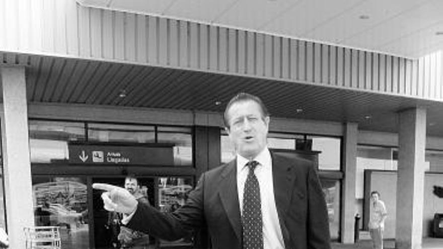 Manuel Vega-Arango, ayer, a su llegada al aeropuerto de Asturias.