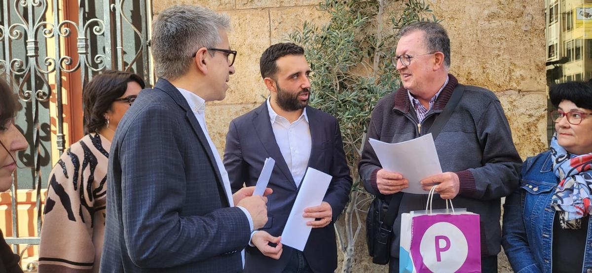 Un moment de l’entrega del document al secretari d’estat