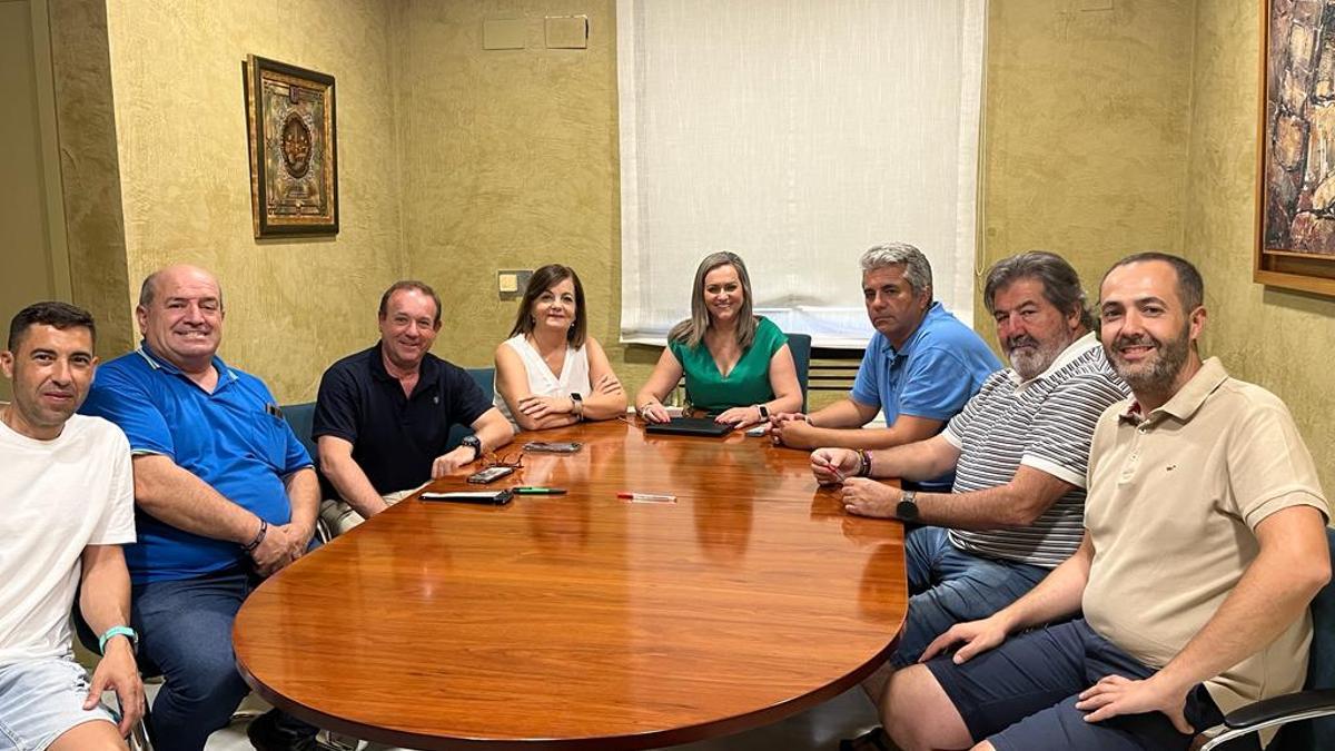 La alcaldesa en su encuentro con representantes del mundo cofrade y del tambor en Baena