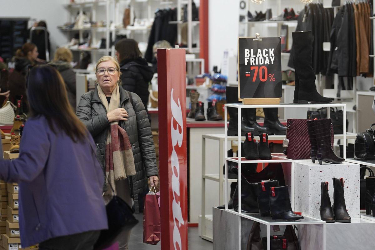 Una dona surt d'una botiga de l'Espai Gironès durant aquest Black Friday.