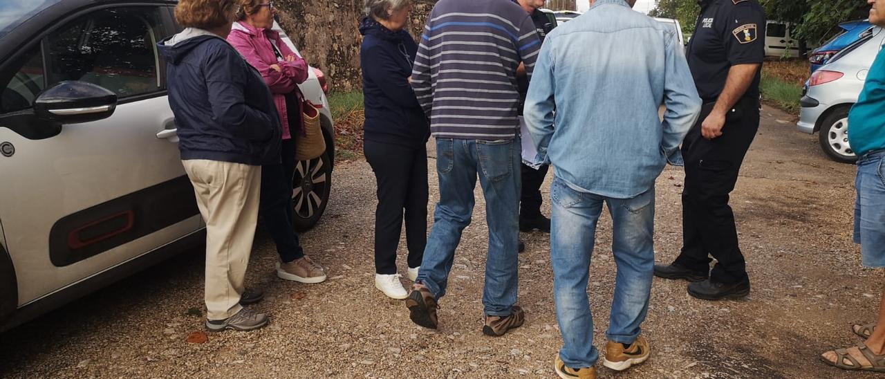 Propietarios de parcelas en la umbría, ayer, con la Policía Local en el barranco de la Casella.