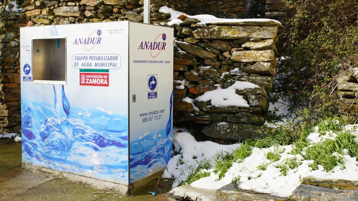 Equipo potabilizador de agua instalado junto a la iglesia.