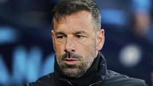 Leicesters head coach Ruud van Nistelrooy during the English Premier League soccer match between Manchester City and Leicester City at the Etihad stadium in Manchester, England, Wednesday, April 2, 2025. (AP Photo/Dave Thompson)