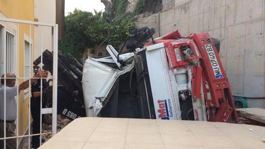 El vehículo se desplomó sobre el patio trasero de una vivienda abriendo varios boquetes en la pared y rompiendo baldosas y muebles. L. O.