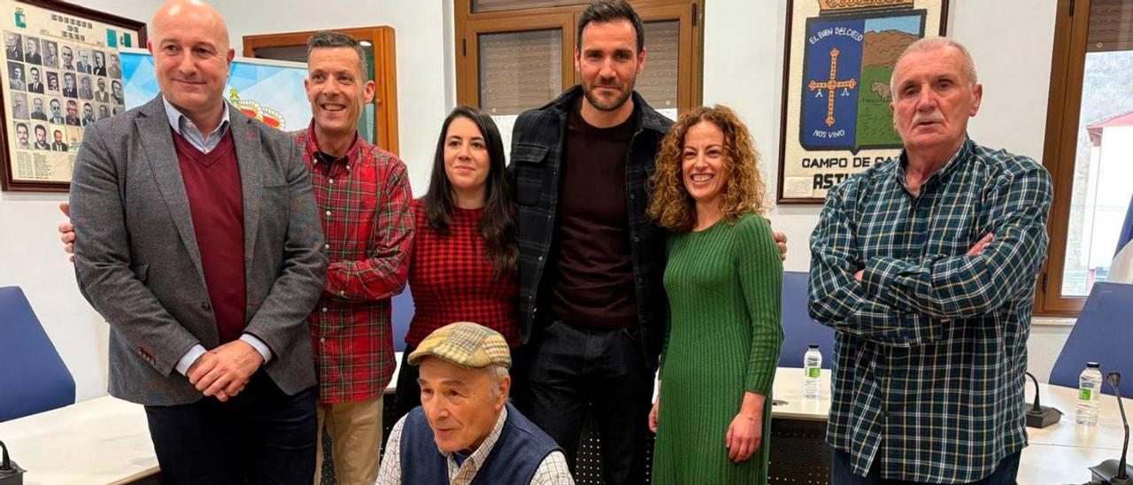 Craviotto, en el centro, en el Ayuntamiento de Caso, durante su presentación como piragüista del club. | D. O.