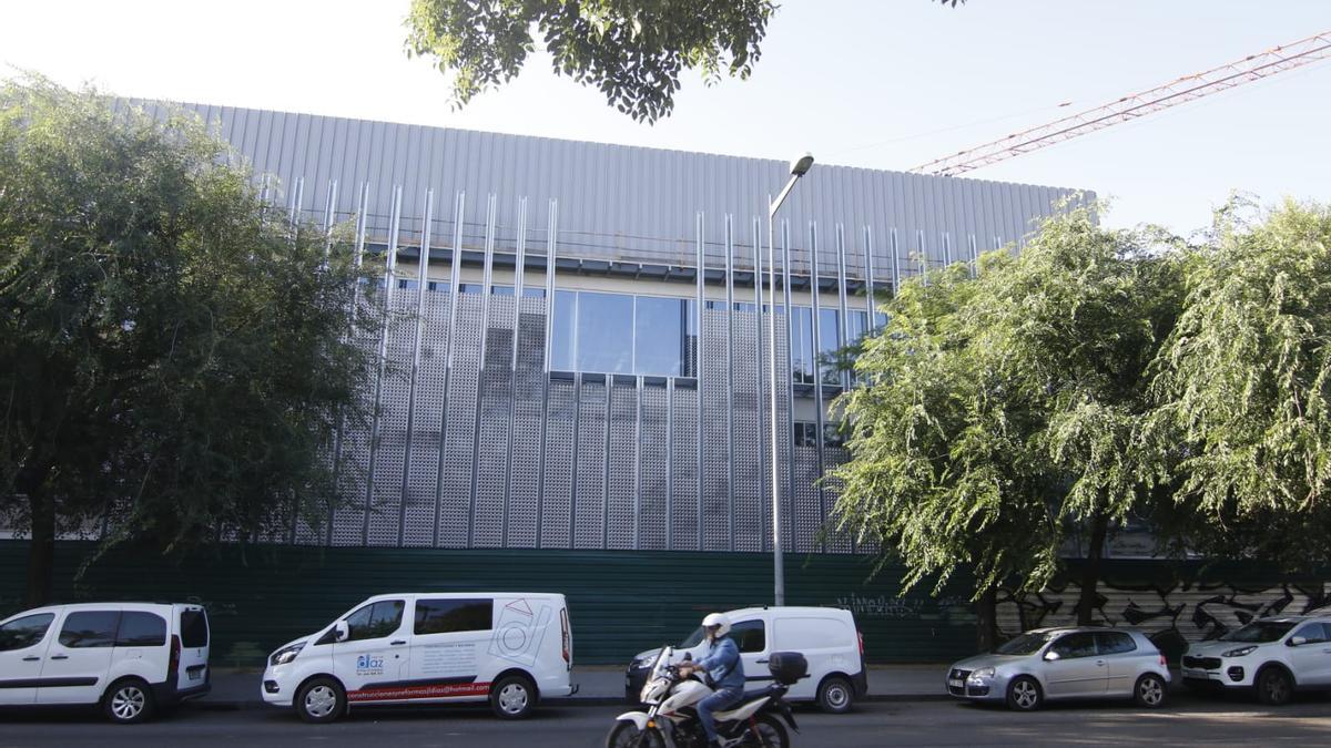 Fachada de la biblioteca que da a la avenida de América.