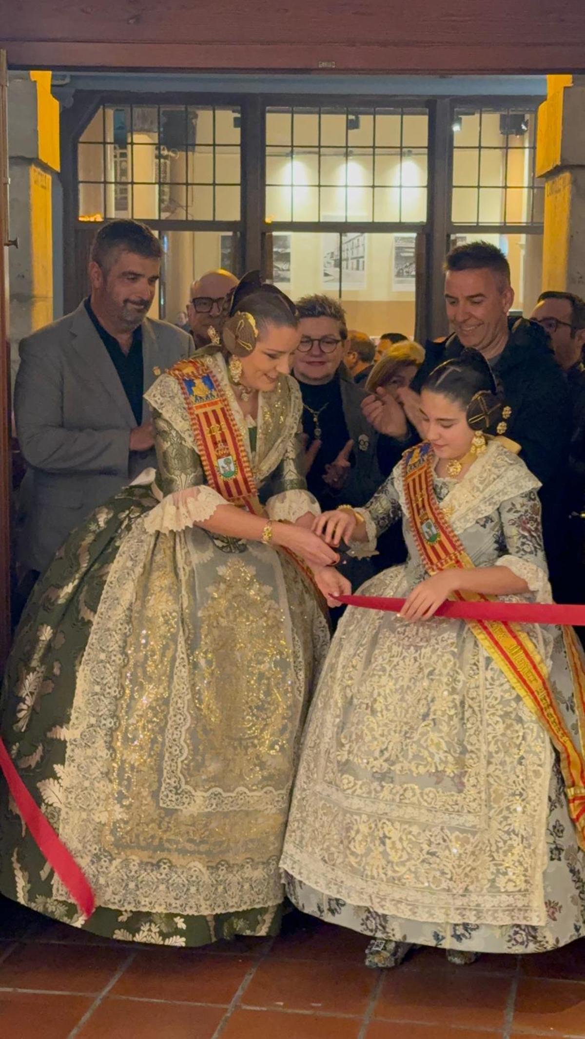 Las falleras mayores de Sueca cortan la cinta inaugural junto al alcalde, la concejal de Serveis Municipals y el presidente de la JLF.