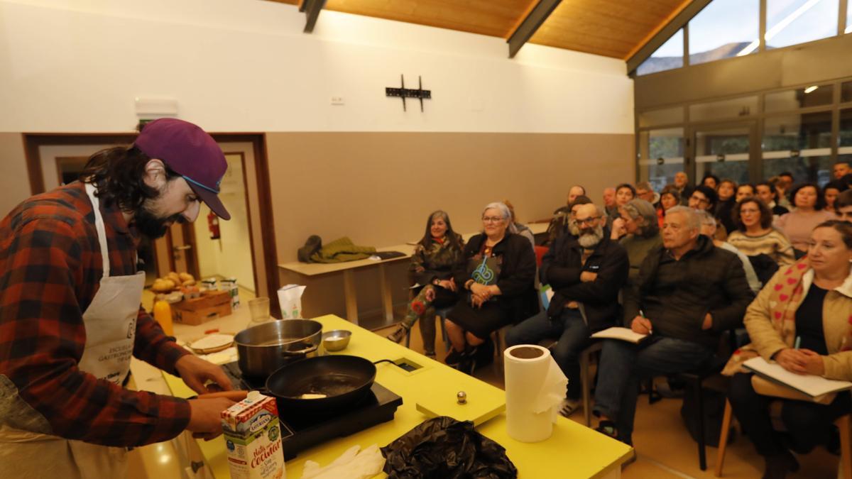 El cocinero Borja Alcázar durante el taller.