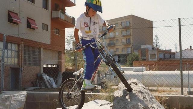 Toni Bou, a los 8 años, con su bici haciendo ya equilibrios sobre las rocas.