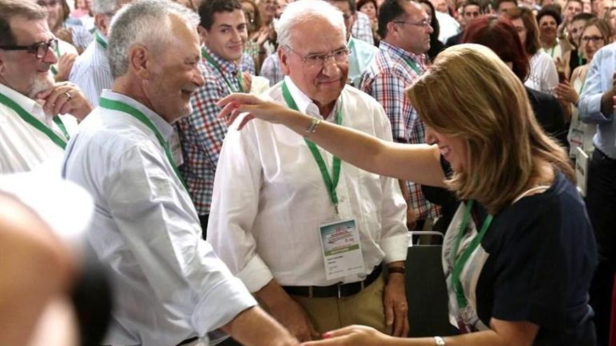 Guerra, Chaves, Griñán y Borbolla arropan a Susana Díaz en la apertura del cónclave