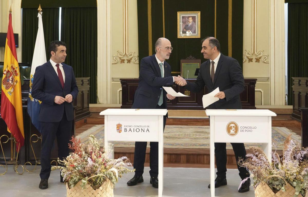 Almuíña y Moldes sellan el acuerdo en presencia de Luis López.