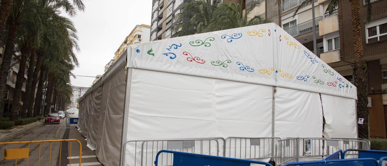 Carpa fallera en la avenida Luis Suñer.