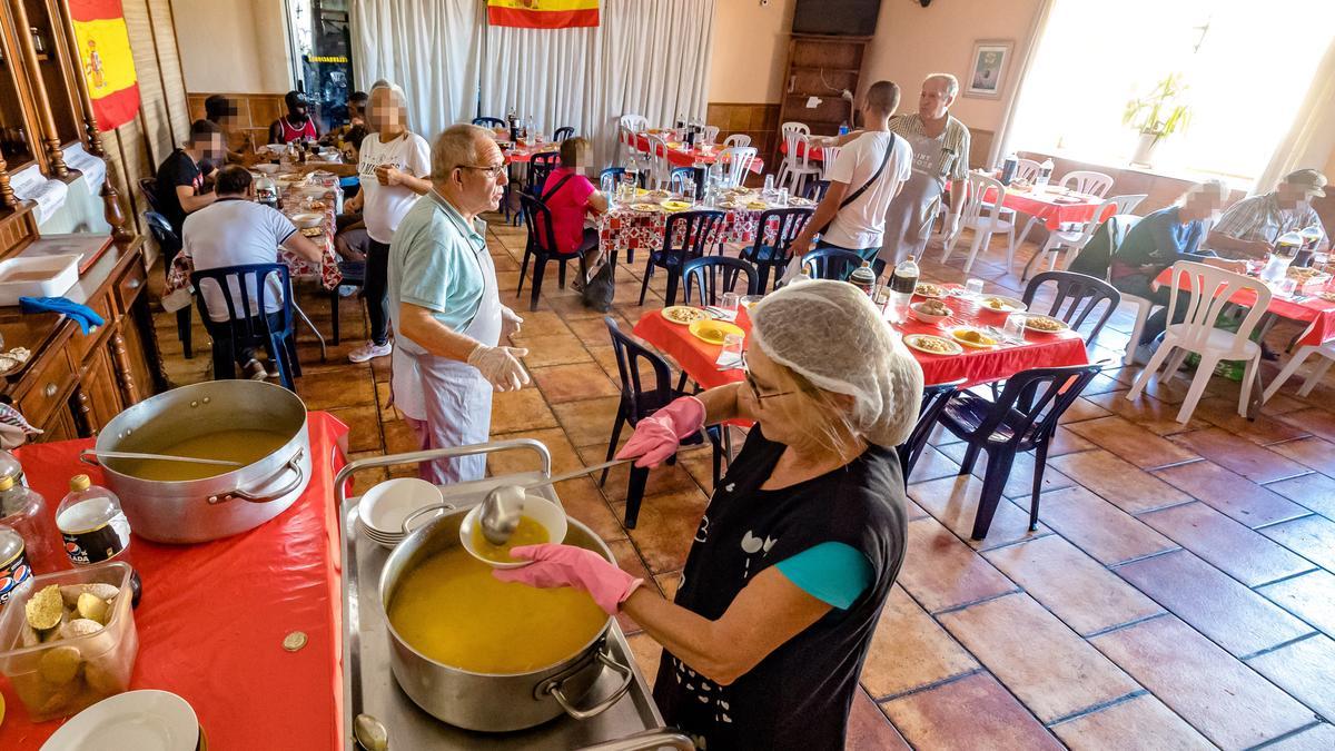 Voluntarios atendiendo un comedor social en el barrio de San Gabriel en Alicante