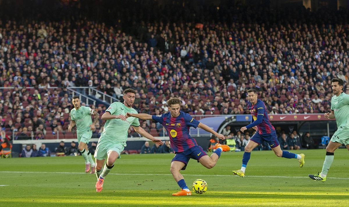 Fermín se dispone a chutar, durante el regreso del Barça al Camp Nou frente al Athletic.