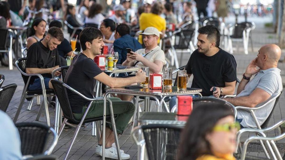 Una terraza de restaurante en el centro de la ciudad.