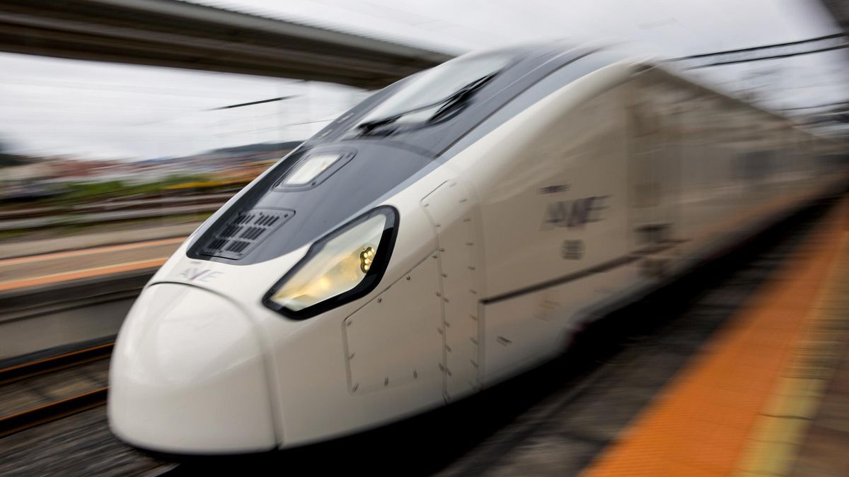 Viaje de estreno de un tren Avril, serie 106 de Renfe, hoy en Santiago de Compostela