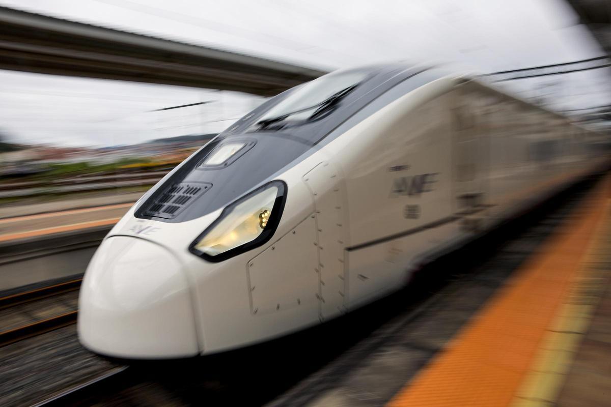 Viaje de estreno de un tren Avril, serie 106 de Renfe, hoy en Santiago de Compostela