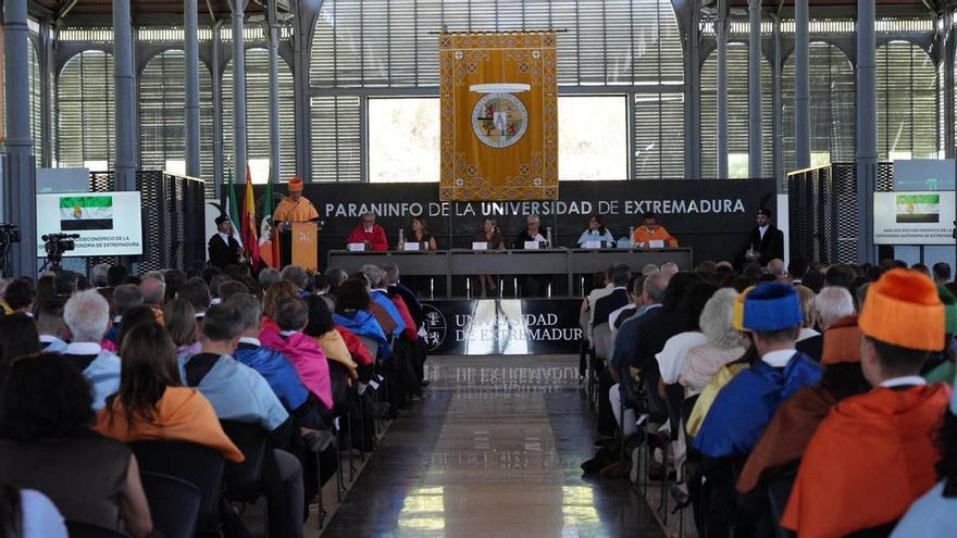 La UEx arranca el curso con 21.000 alumnos, nuevas titulaciones en estudio y elecciones a rector