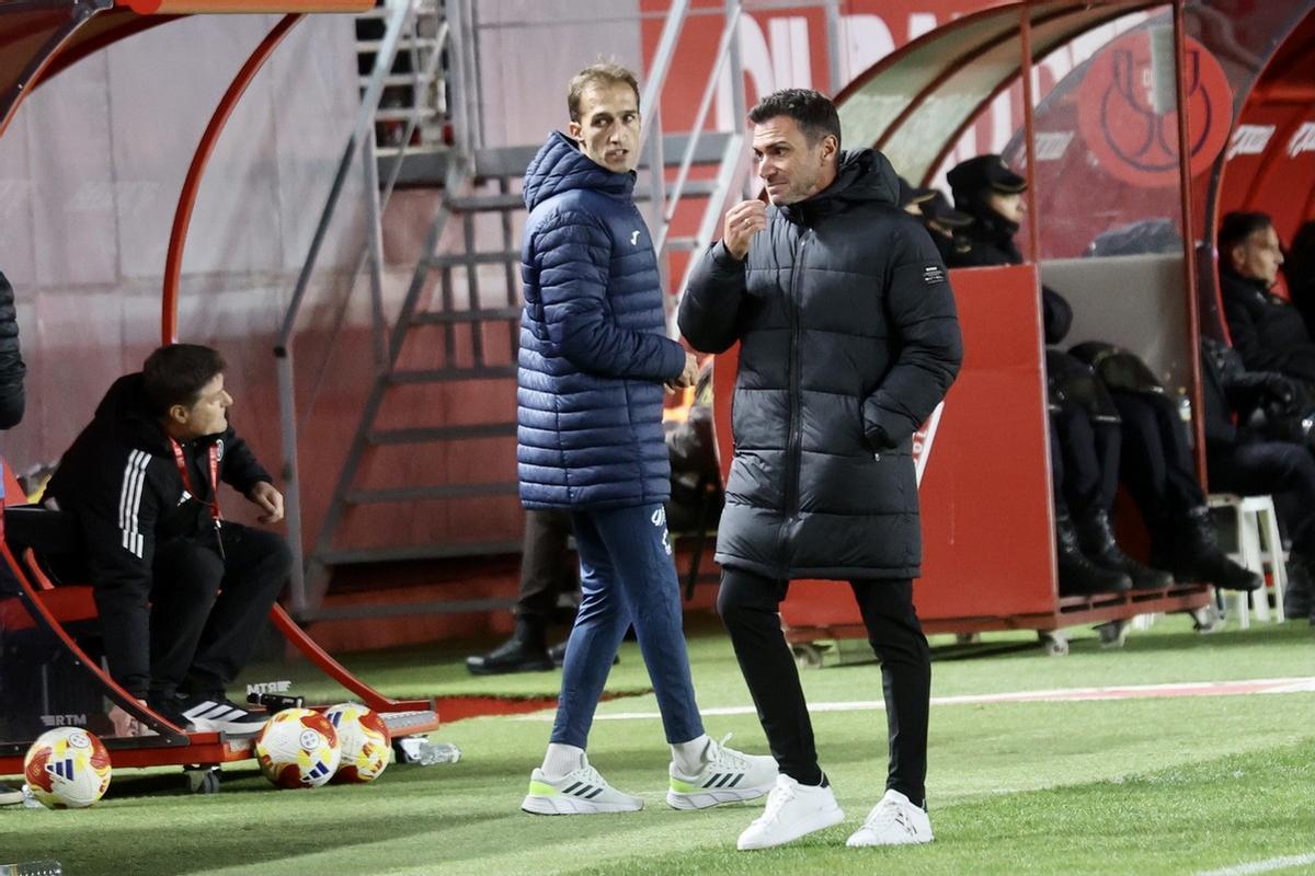 Adrián Colunga, entrenador del Real Murcia, durante el partido ante el Cádiz.