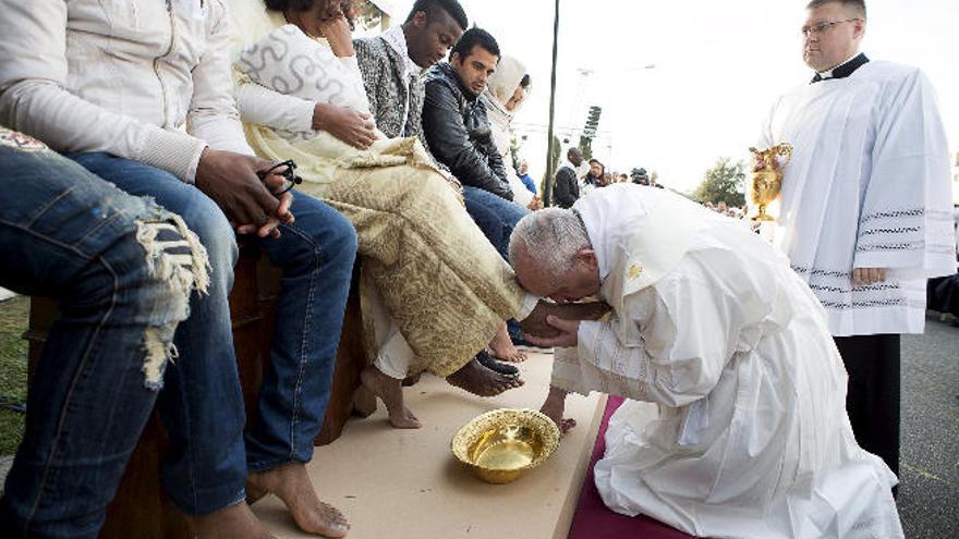 Francisco durante la ceremonia del lavado de pies del Jueves Santo, ayer en un centro de refugiados cerca de Roma.