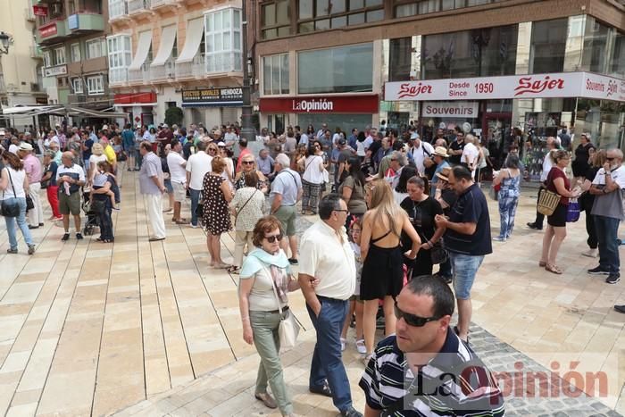 Cientos de personas protestan frente al Ayuntamiento de Cartagena por el pacto entre PP, PSOE y Cs