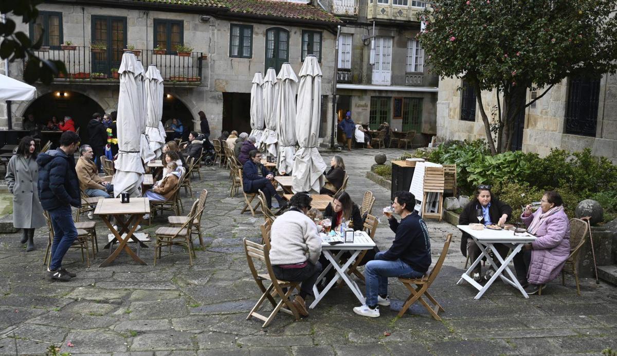 Las terrazas de la ciudad volvieron ayer a tener vida | RAFA VÁZQUEZ