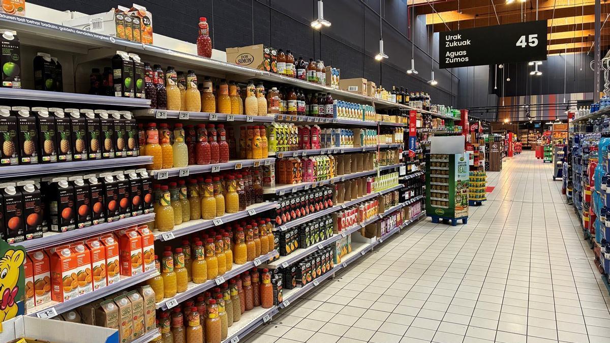 Pasillo con alimentos de un comercio de alimentación