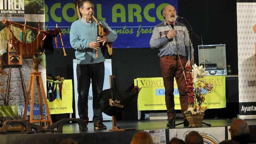 Manuel Collado González, ayer, junto al gaitero Jesús Noriega.