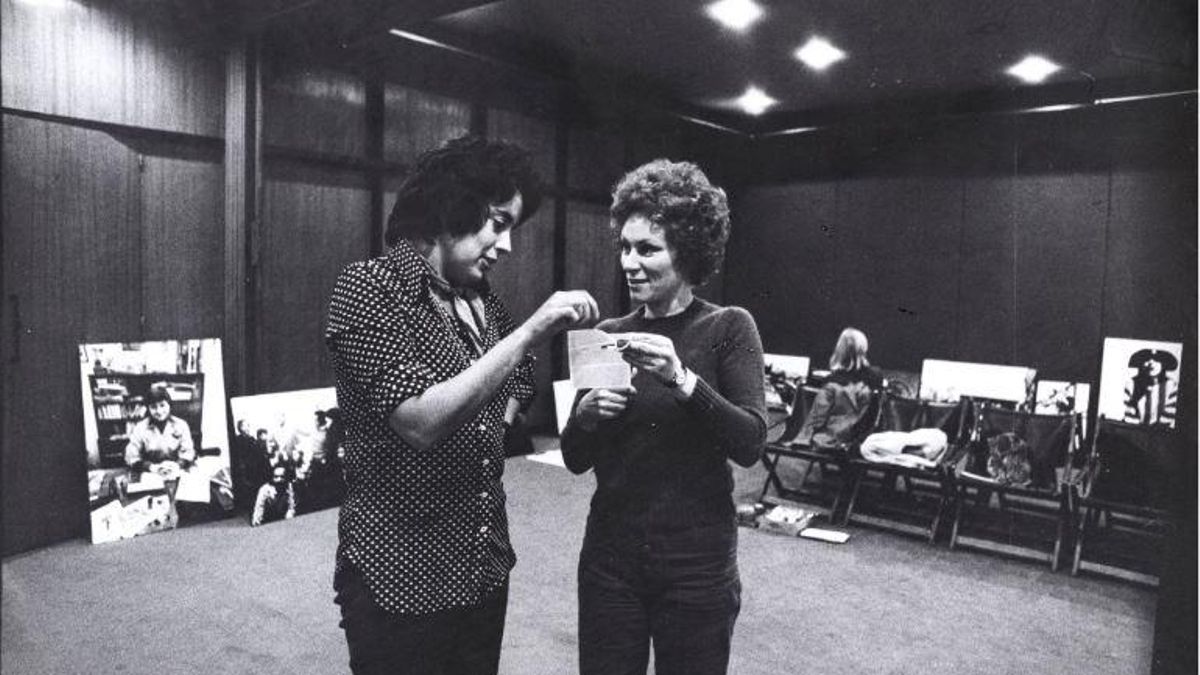 Colita i Anna Maio preparant l'exposició de la fotògrafa a Bocaccio, l'any 1971.