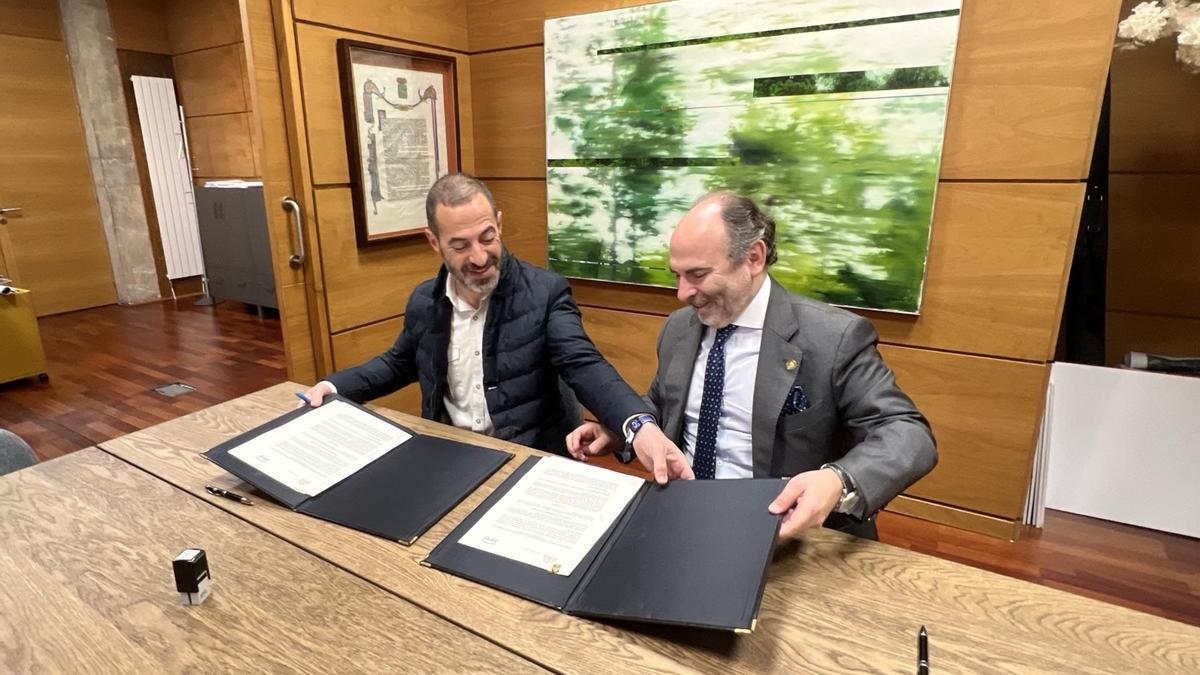 l alcalde de Siero, Ángel García, y el rector de la Universidad, Ignacio Villaverde, en la firma del convenio para poner en marcha el centro
