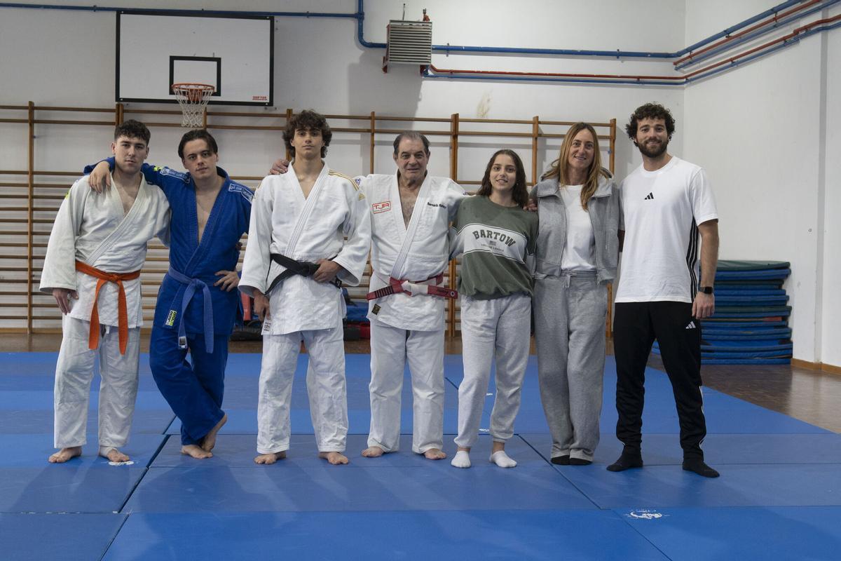 Bernardo Romay, en el centro, e Isabel Moar (segunda por la derecha), junto al campeón gallego y otros participantes en la iniciativa del IES Neira Vilas
