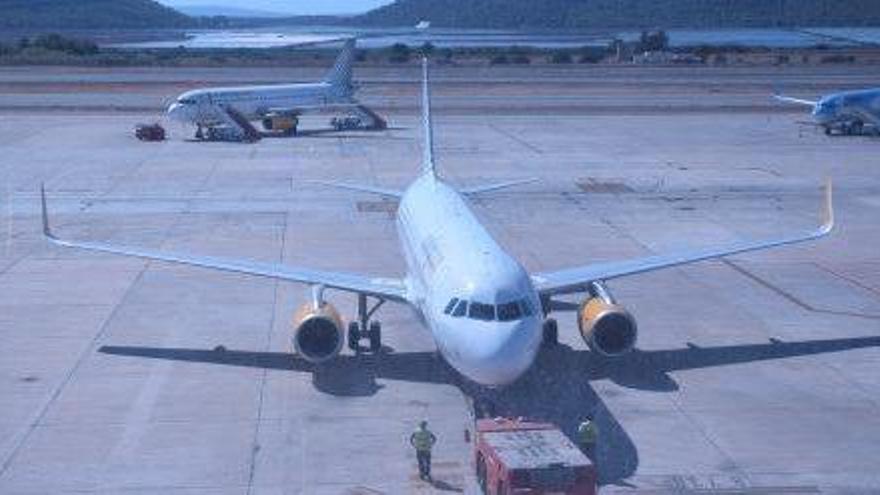 Un avión de Vueling en la pista del aeropuerto de Ibiza en octubre de 2016.