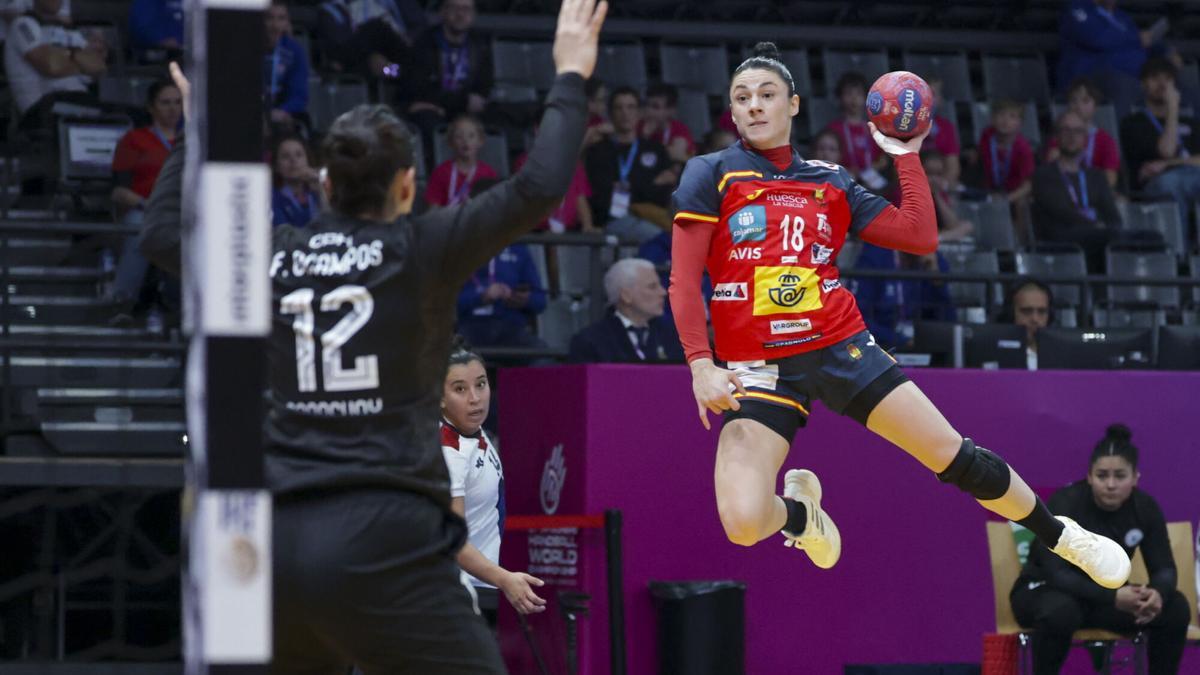 Las Guerreras cumplen y arrancan el Mundial con una cómoda victoria Las Guerreras cumplen y arrancan el Mundial con una cómoda victoria