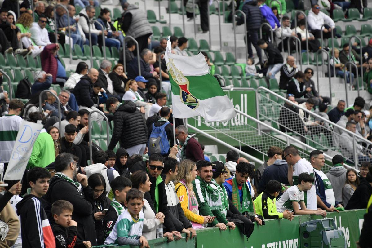 La afición franjiverde anima a su equipo durante un partido en el Martínez Valero.