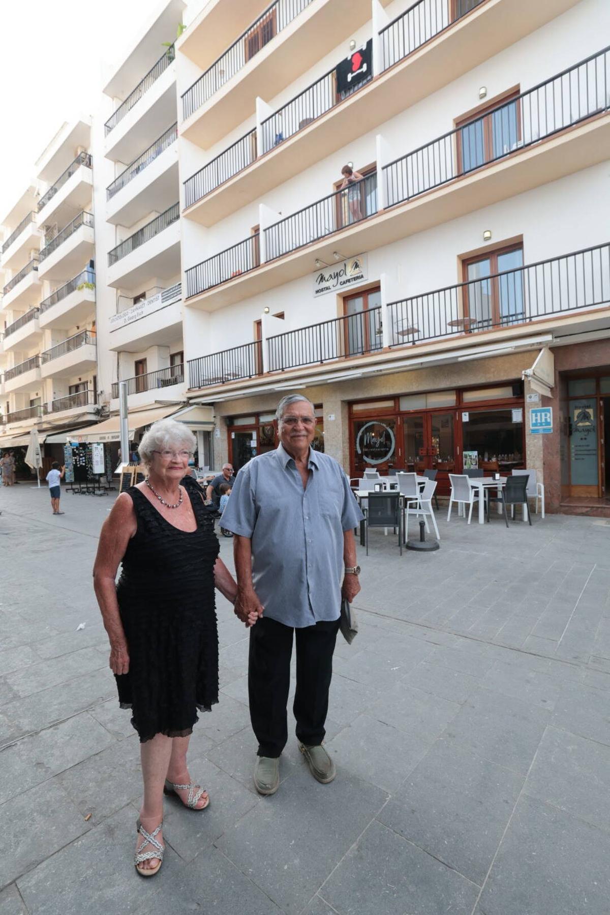 La despedida de Fleurette Ferrer y Juan Barranco de sus familiares de Ibiza en el restaurante Can Mayol