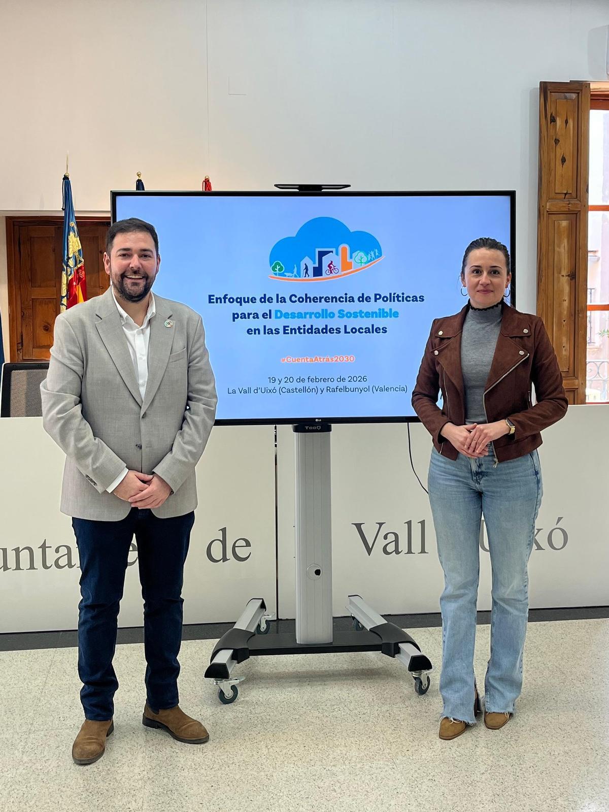 La alcaldesa de la Vall, Tania Baños, junto a su homólogo de Rafelbunyol, Fran López.