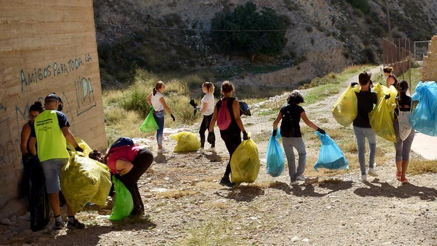 Decenas de voluntarios limpian el cauce del río Coscó