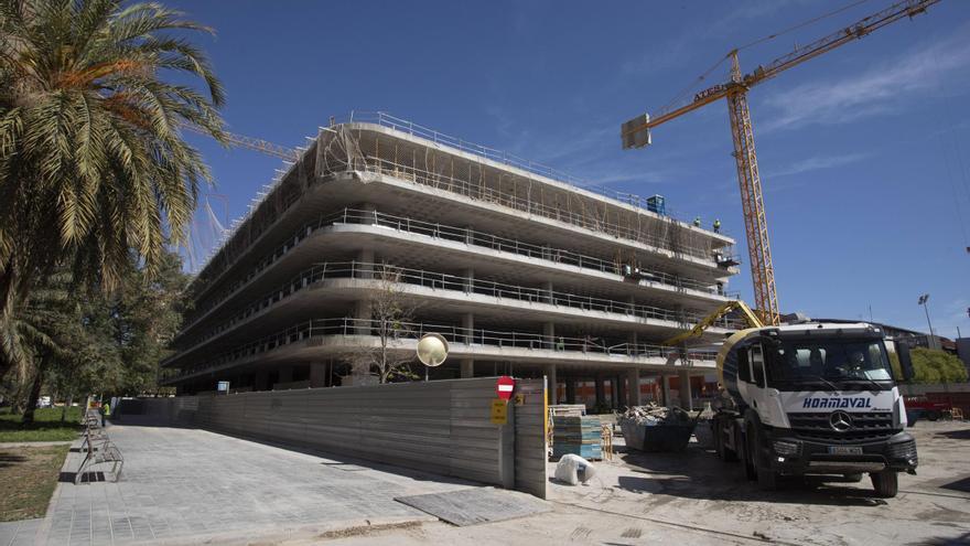 El plan de Catalá para hacer aparcamientos: edificios el altura y habilitación de solares