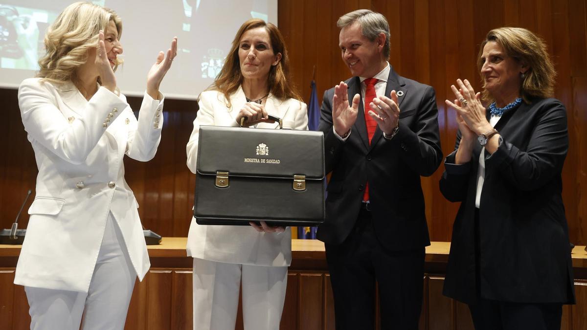 Mónica García y José Miñones, titular entrante y saliente de Sanidad.