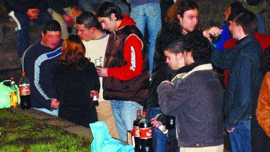 Los adolescentes no ocultan su preferenica por el botellón: la mayoría asegura que bebe con amigos, fuera de casa y en espacios abiertos. / RAFA VÁZQUEZ