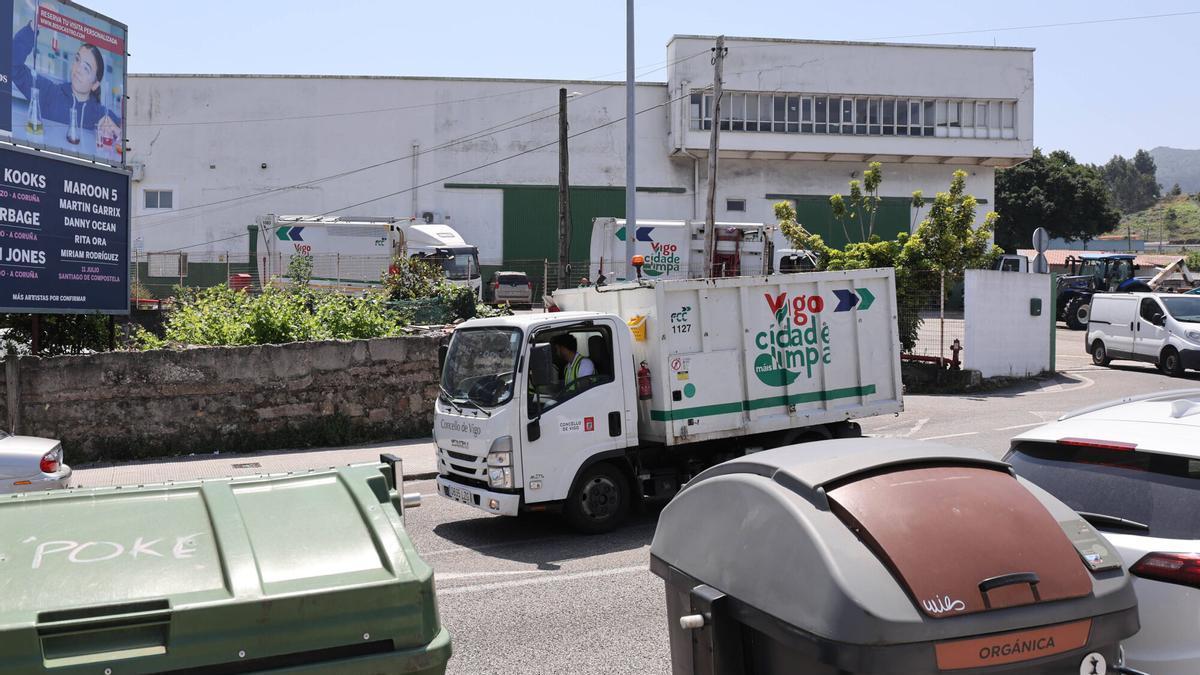 Salida de camiones del servicio de recogida de basura y limpieza viaria de la concesionaria de Vigo.