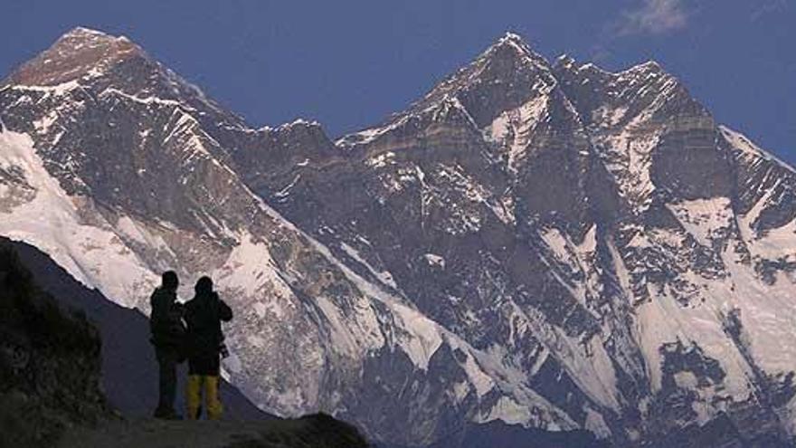 Limpiar la basura, obligatorio para los que escalen al Everest