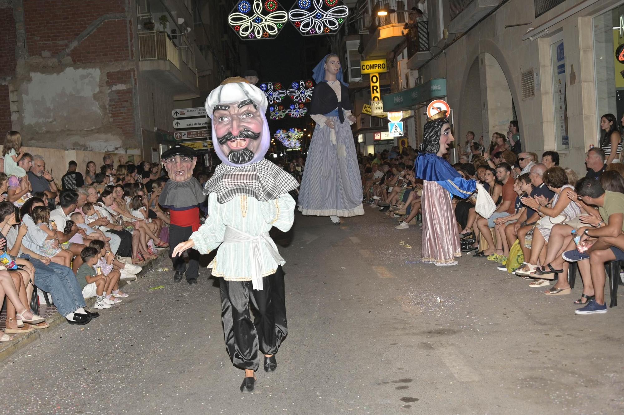 Derroche de musica y color en Santa Pola