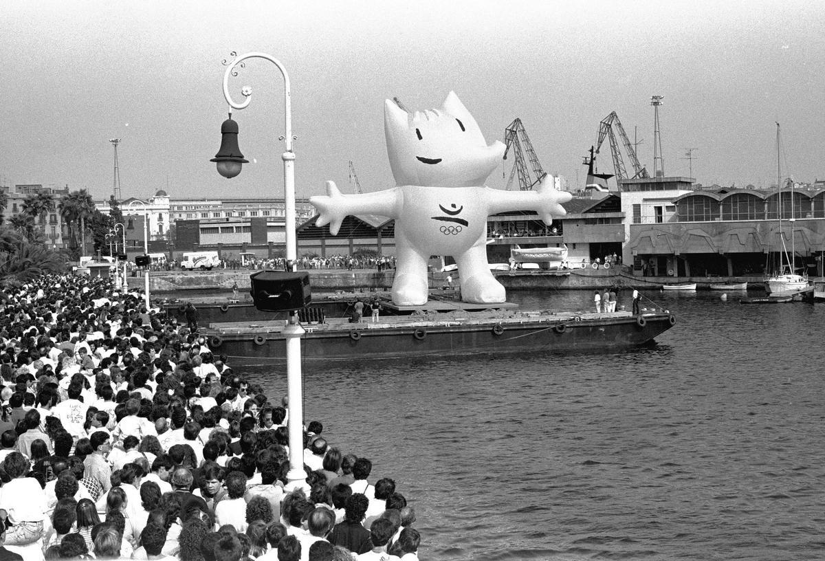 Cobi, la mascota oficial de los Juegos Olímpicos de Barcelona 92, sale a la superficie en el puerto de Barcelona el domingo 9 de octubre de 1992, durante la celebración de la llegada de la bandera olímpica.