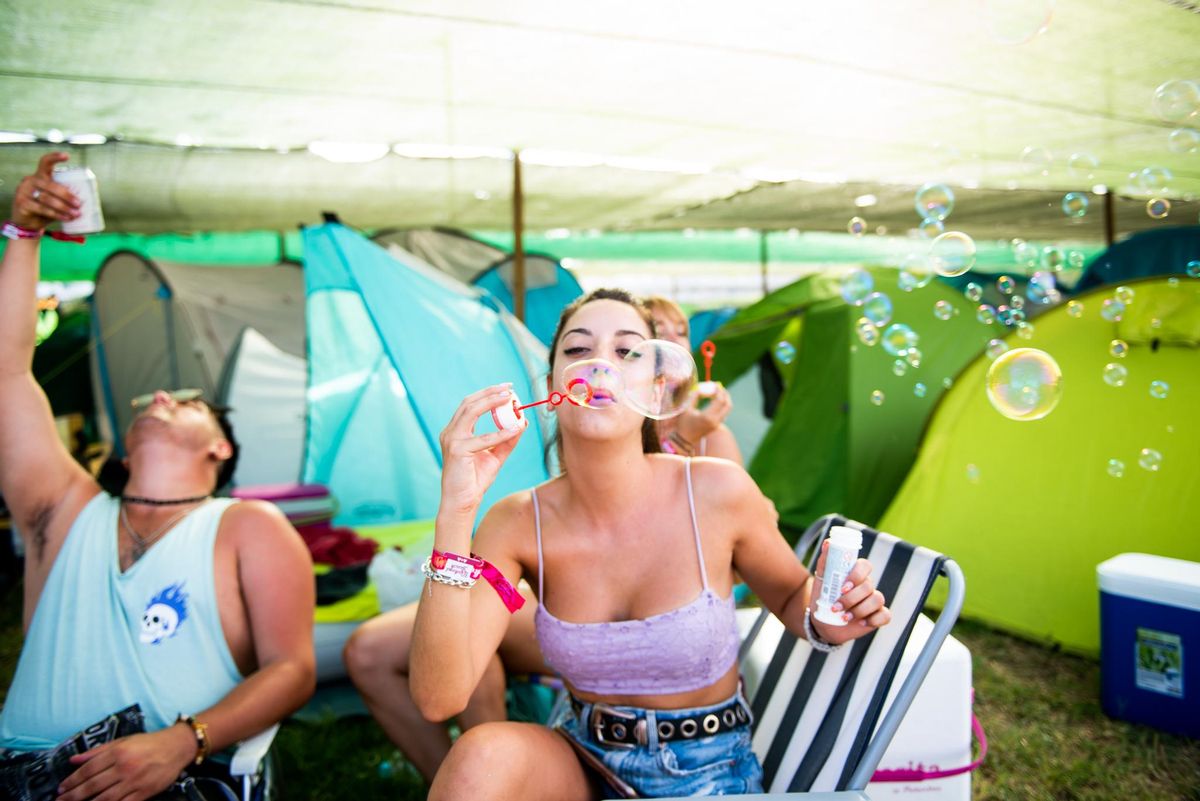 Pompas de jabón en la zona de acampada del festival