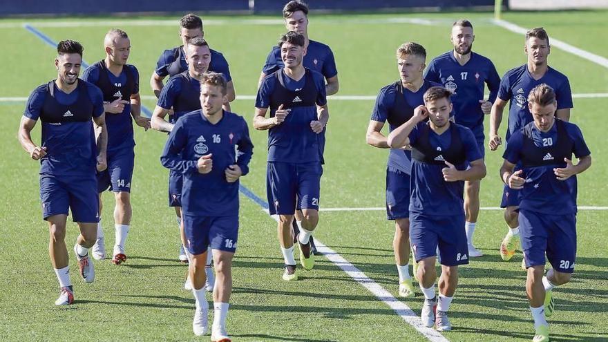 Los jugadores del Celta, ayer, durante el entrenamiento en las instalaciones de A Madroa. // Marta G.Brea