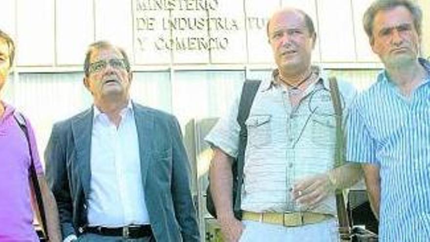 Por la izquierda, Barriada y Fernández (FITAG-UGT) y Álvarez Liébana y Ordóñez (CC OO), en la última reunión.