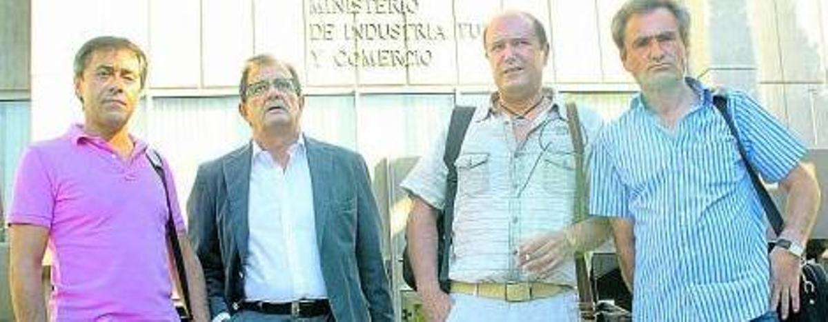 Por la izquierda, Barriada y Fernández (FITAG-UGT) y Álvarez Liébana y Ordóñez (CC OO), en la última reunión.