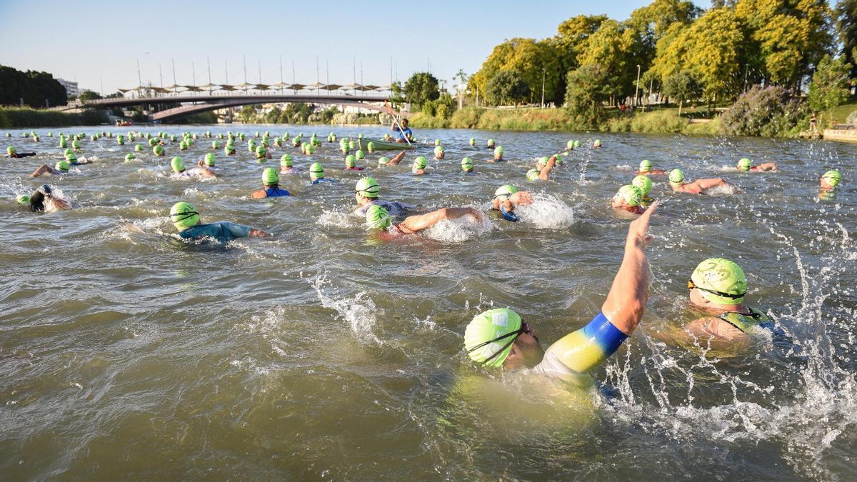 Éxito histórico del Triatlón de Sevilla con salida en el Guadalquivir y meta en Magallanes