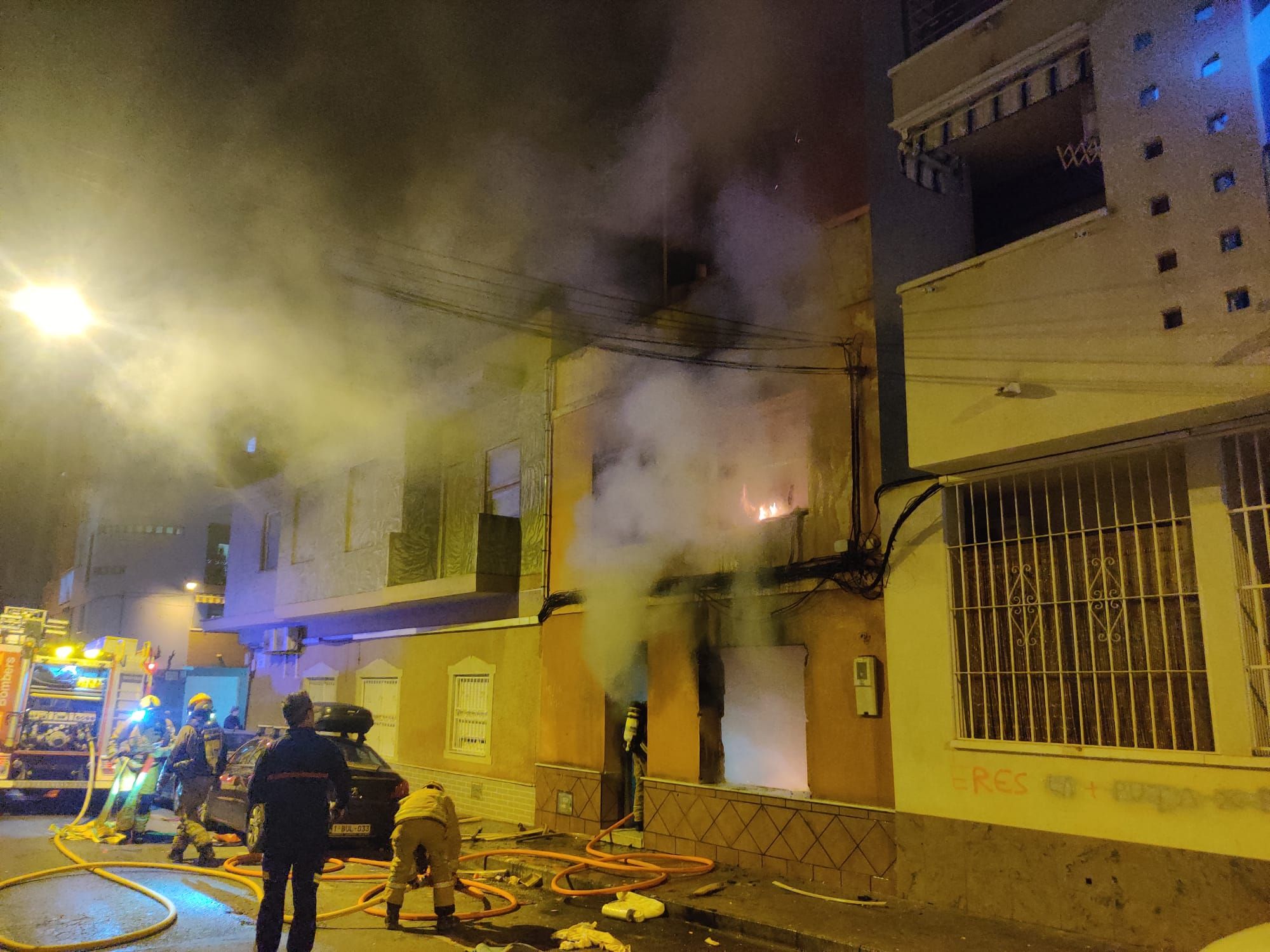 Los bomberos de Torrevieja sofocan un incendio intencionado en una vivienda ocupada por tres indigentes